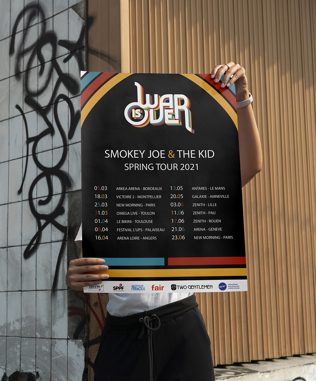 Affiche de tournée War is Over tenue à deux mains