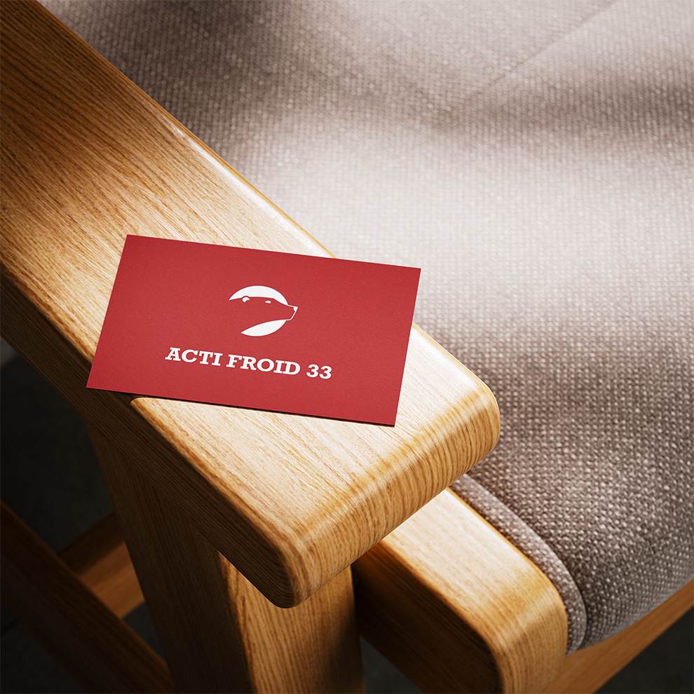Carte de visite Acti Froid 33 posée sur accoudoir en bois