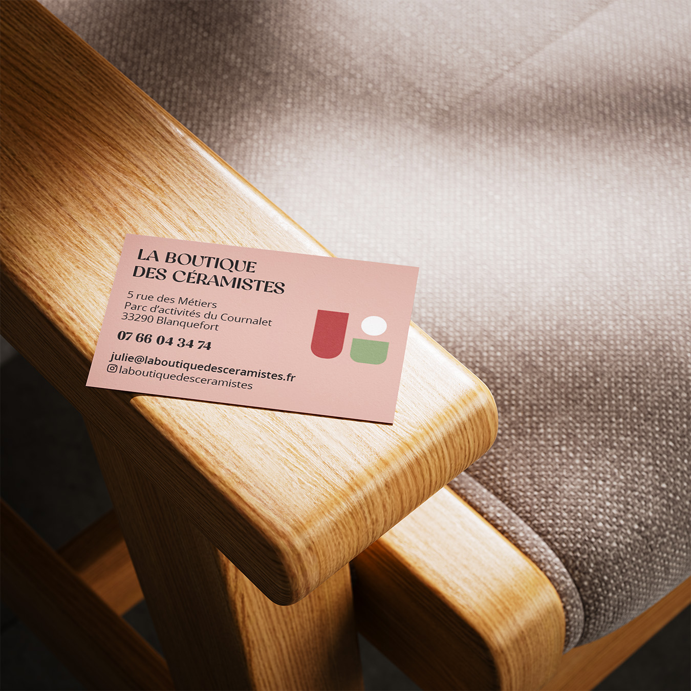 Carte de visite posée sur un fauteuil.