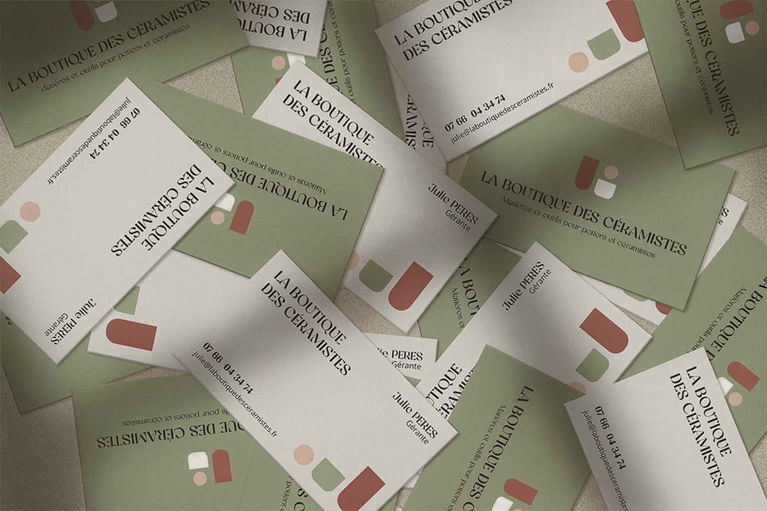 Cartes de visite - éventail de cartes vert sauge.