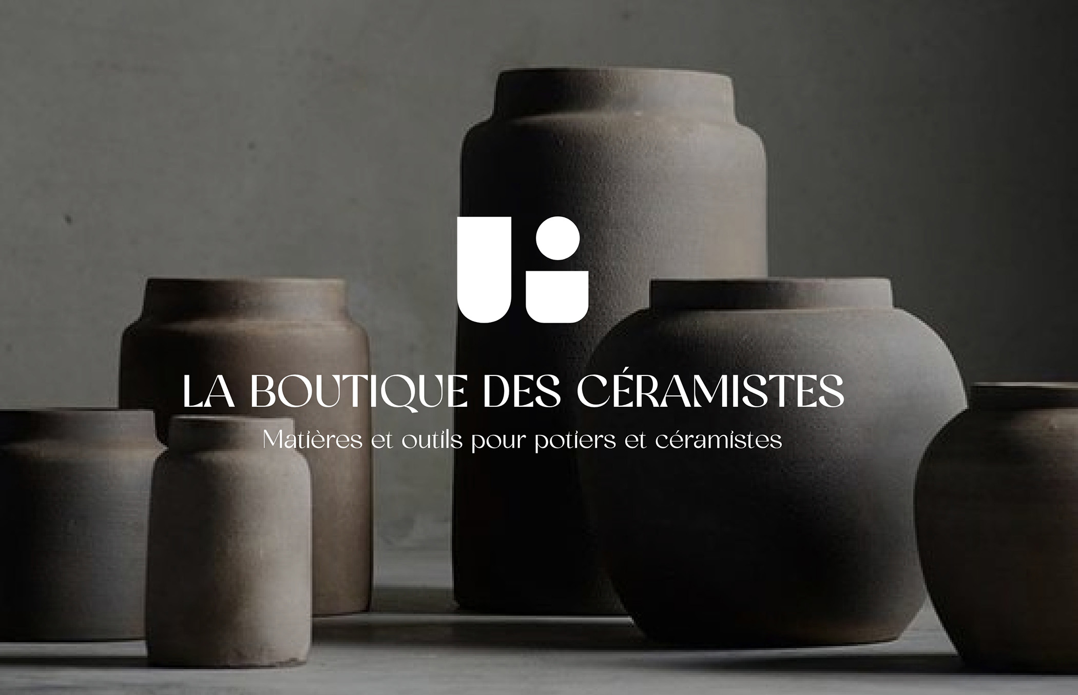 La Boutique des Céramistes - logo blanc sur photo de pots en grès