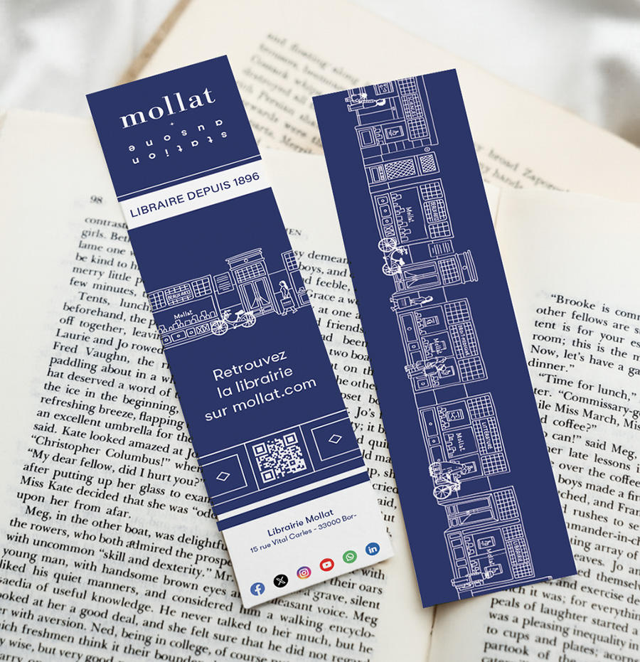 Duo de marque-pages sur fond clair (vue rapprochée)