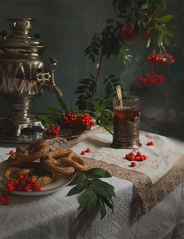 Nature morte russe - samovar, fruits rouges et accessoires de thé Natchai