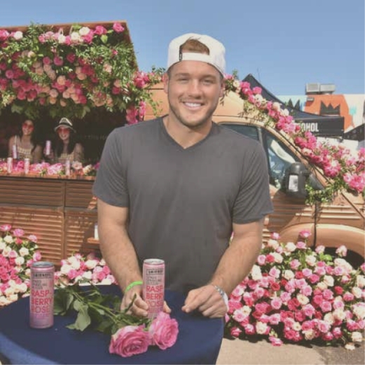 Portrait lifestyle - personne tenant des ananas fraîchement cueillis