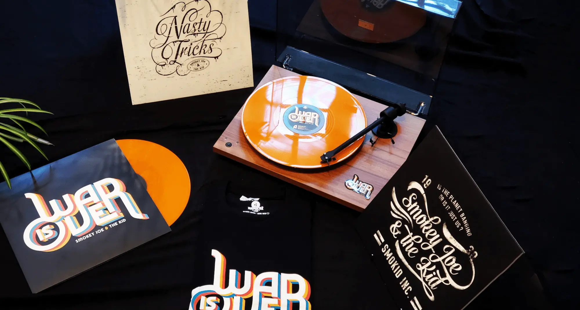 Set merchandising War is Over - platine, disque orange, pochette et t-shirt
