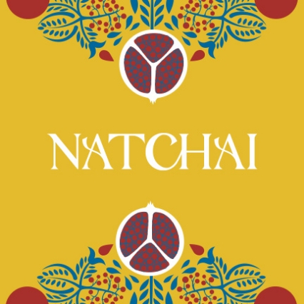 Tuile brand Natchai — logo et motif floral sur fond jaune