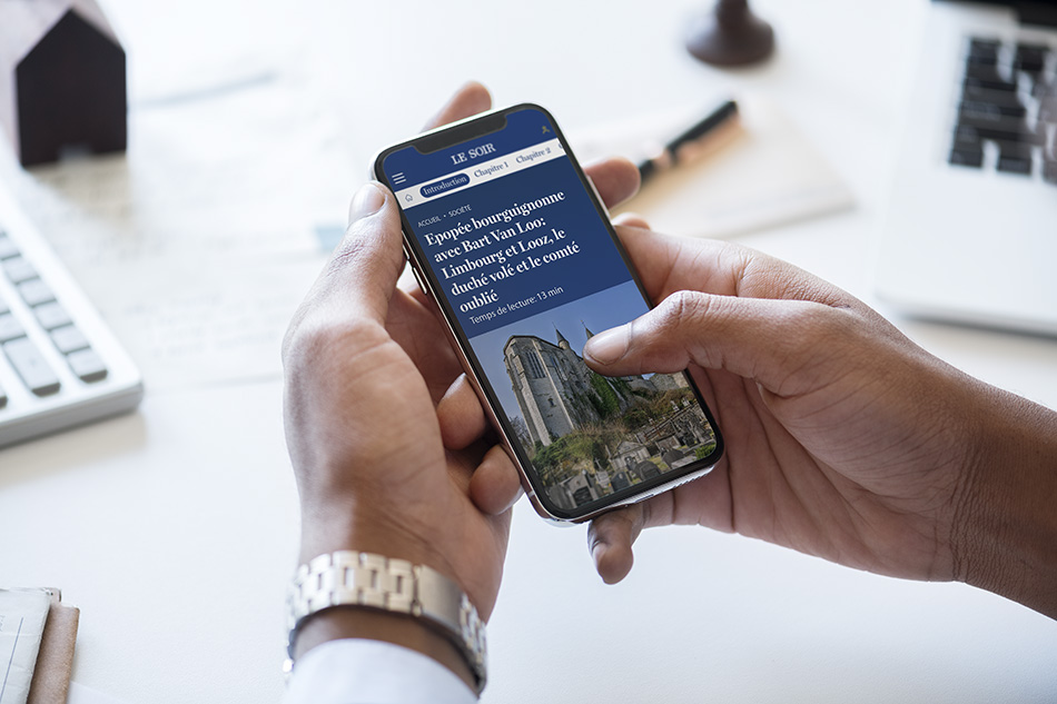 Site web grand format le soir sur téléphone.