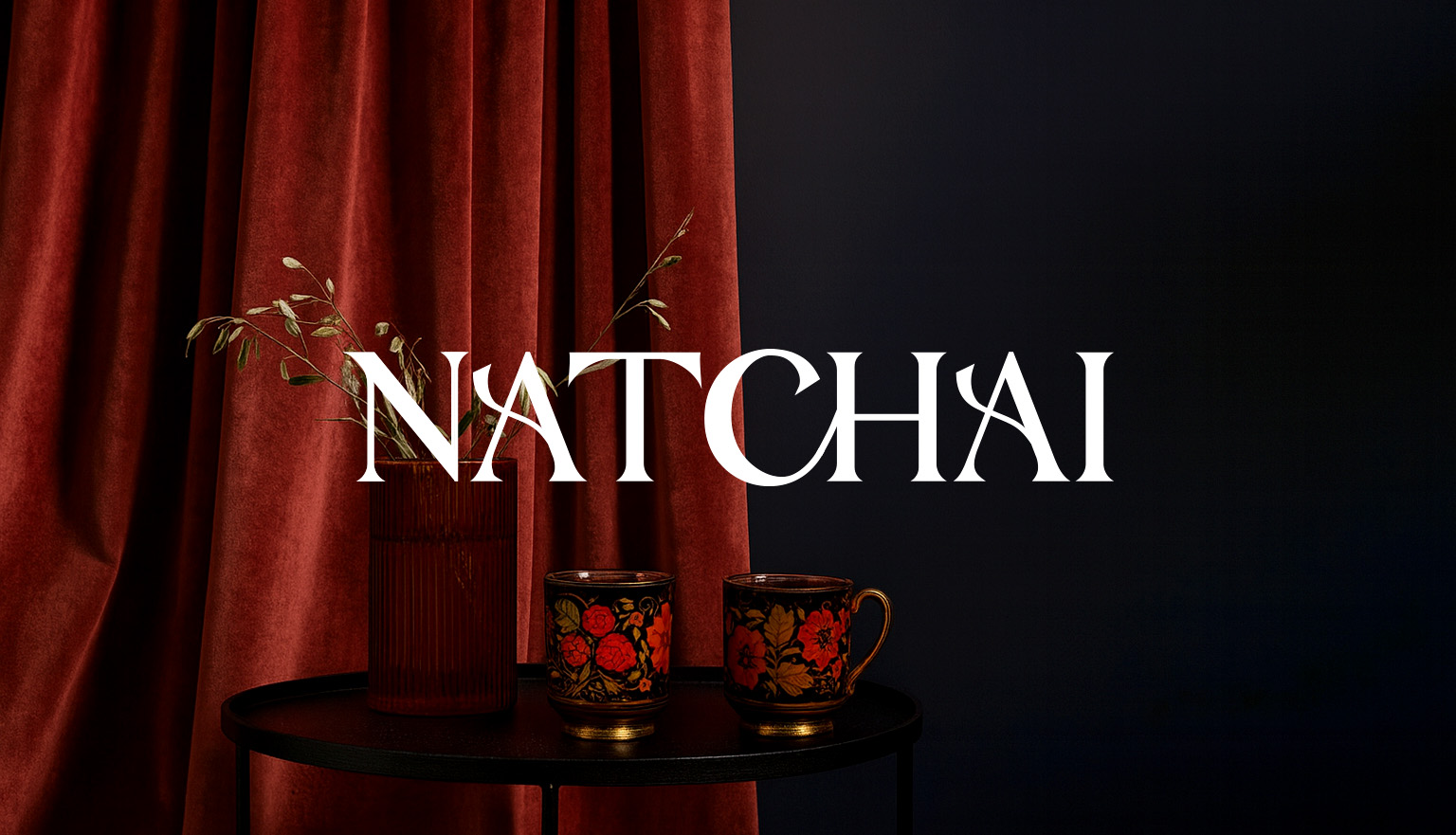 NATCHAI — logo en blanc sur scène rouge avec table et tasses de thé