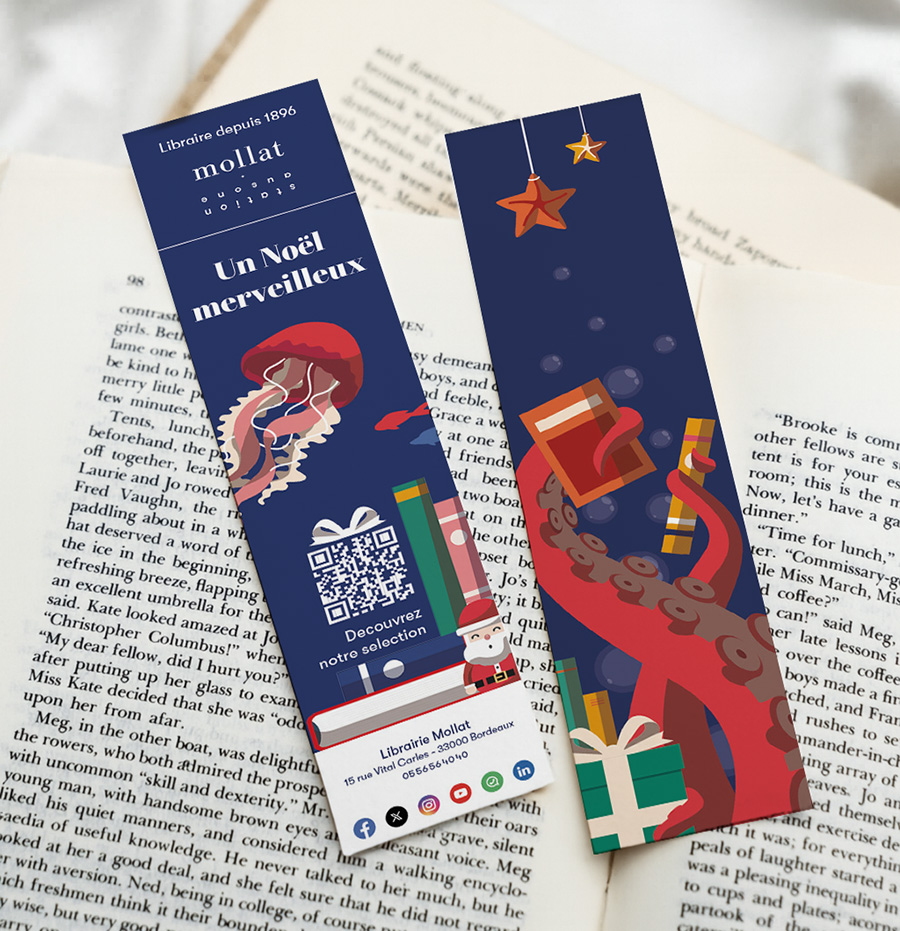 Marque-pages Mollat photographiés sur un livre ouvert